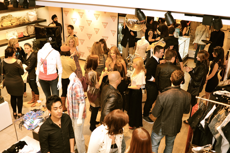 guess-crowd2